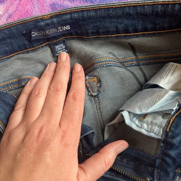 NWT- Calvin Klein Jeans- Mid Rise Skinny Distressed Jeans- 28x30 - Picture 3 of 8